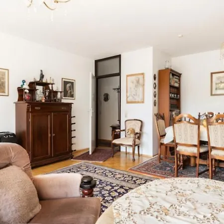 A Neat Cozy In Apartment Cologne