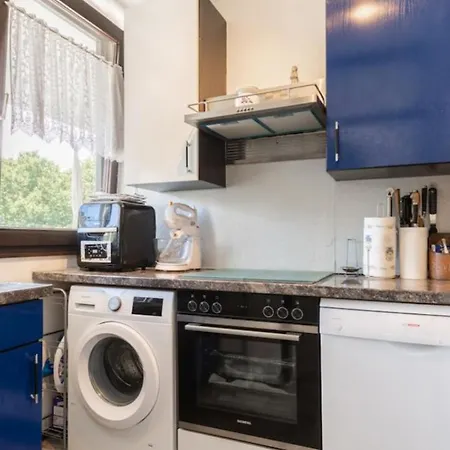 A Neat Cozy In Apartment *